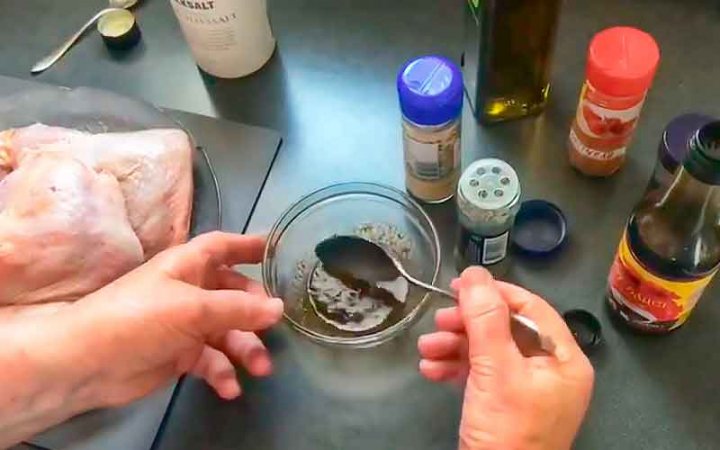 Курячі стегенця в соєвому соусі з картоплею в духовці