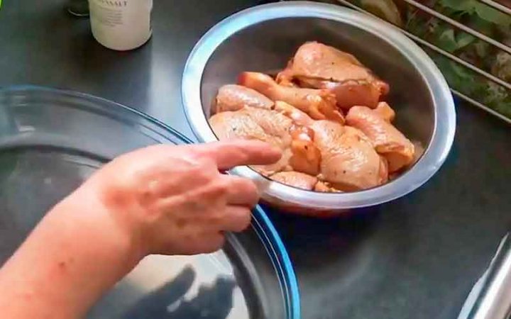 Курячі стегенця в соєвому соусі з картоплею в духовці