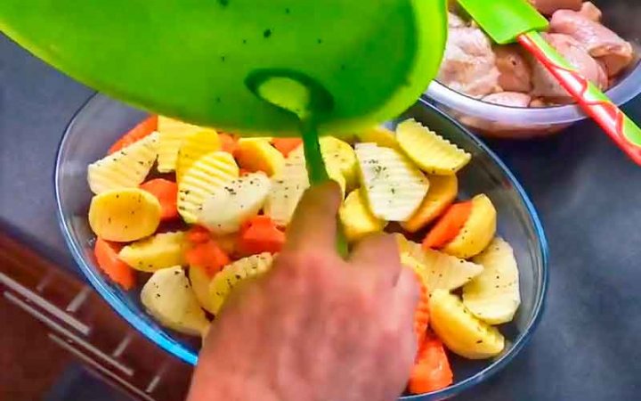 Курячі стегенця в соєвому соусі з картоплею в духовці