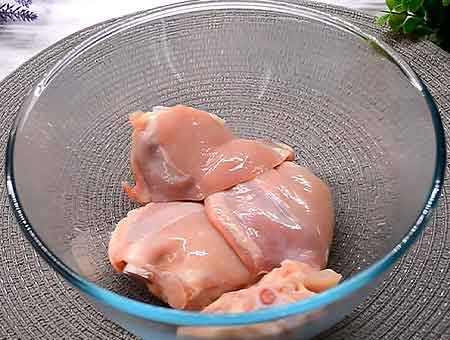 Курячі стегна з овочами в духовці на вечерю