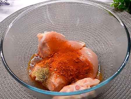 Курячі стегна з овочами в духовці на вечерю