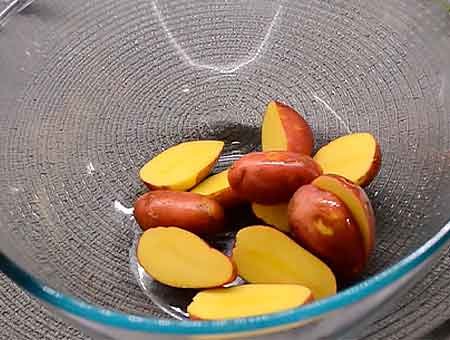 Курячі стегна з овочами в духовці на вечерю