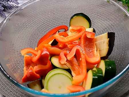 Курячі стегна з овочами в духовці на вечерю