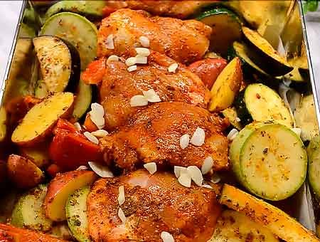 Курячі стегна з овочами в духовці на вечерю