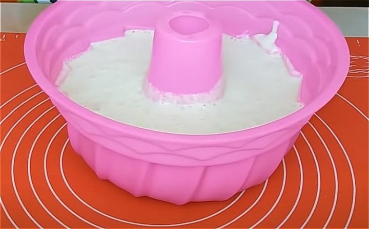 Манник на кефірі в духовці – дуже смачний та повітряний.