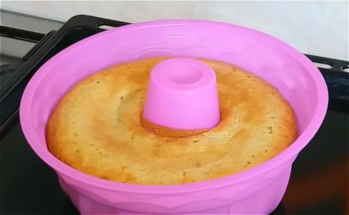 Манник на кефірі в духовці – дуже смачний та повітряний.