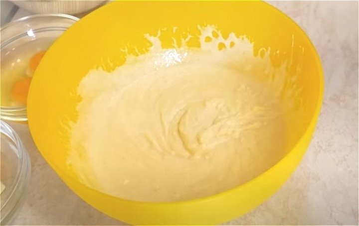 Манник на кефірі в духовці – дуже смачний та повітряний