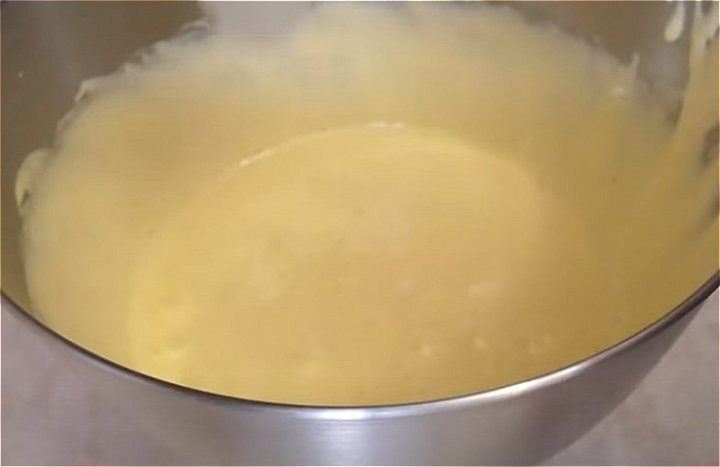 Манник на кефірі в духовці – дуже смачний та повітряний.