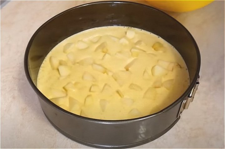 Манник на кефірі в духовці – дуже смачний та повітряний.