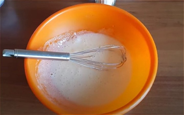 Манник на кефірі в духовці – дуже смачний та повітряний.