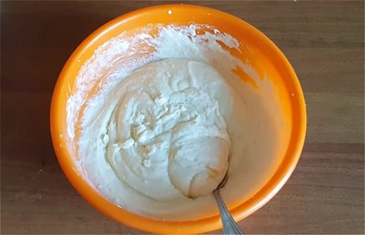 Манник на кефірі в духовці – дуже смачний та повітряний.