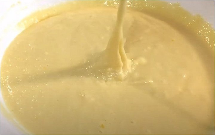 Манник на кефірі в духовці – дуже смачний та повітряний