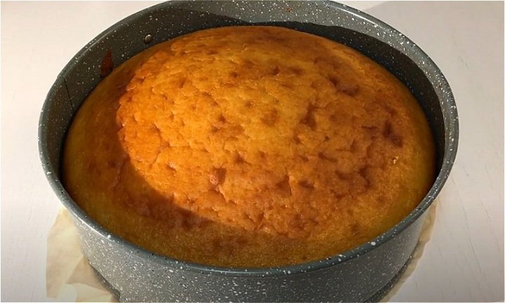 Манник на кефірі в духовці – дуже смачний та повітряний.