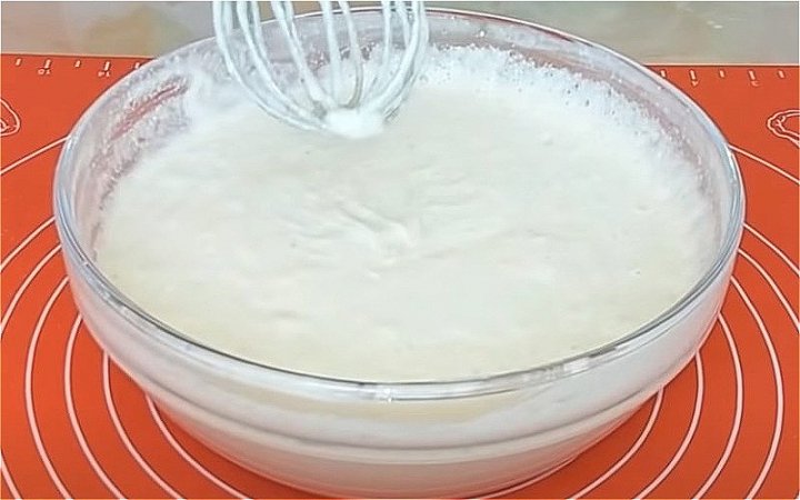 Манник на кефірі в духовці – дуже смачний та повітряний.