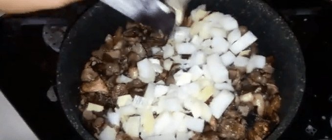 Маслята жареные с картошкой: рецепт на сковороде с картошкой, сметаной и луком, как приготовить с фото в мультиварке