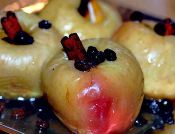 Печені яблука в духовці: як приготувати це смачне ласощі