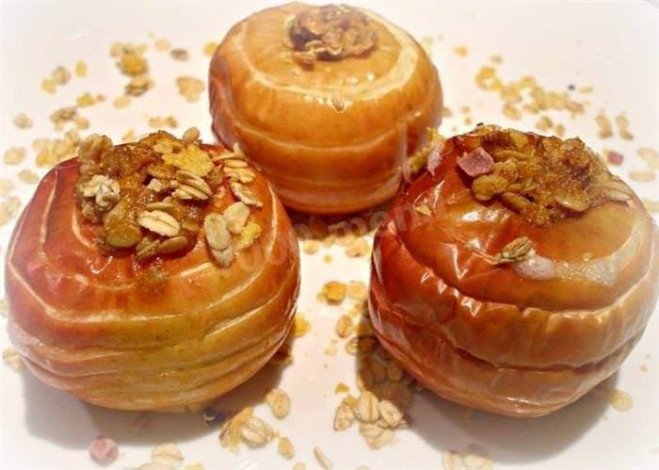 Печені яблука в духовці: як приготувати це смачне ласощі