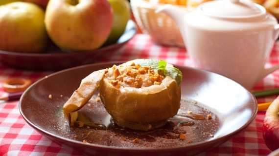 Печені яблука в духовці: як приготувати це смачне ласощі