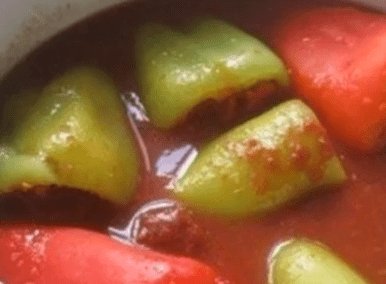 Перец, фаршированный морковью и луком в томате