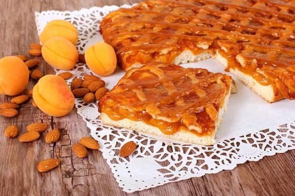 8 простих рецептів смачного пирога з курагою для вашого столу