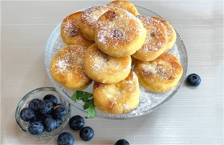 Пишні сирники з сиру на сковороді – класичні рецепти