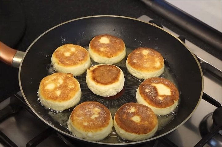 Пишні сирники з сиру на сковороді – класичні рецепти