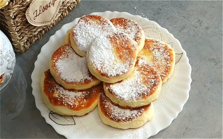 Пишні сирники з сиру на сковороді – класичні рецепти