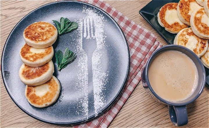 Пишні сирники з сиру на сковороді – класичні рецепти