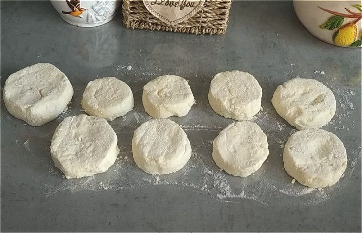 Пишні сирники з сиру на сковороді – класичні рецепти