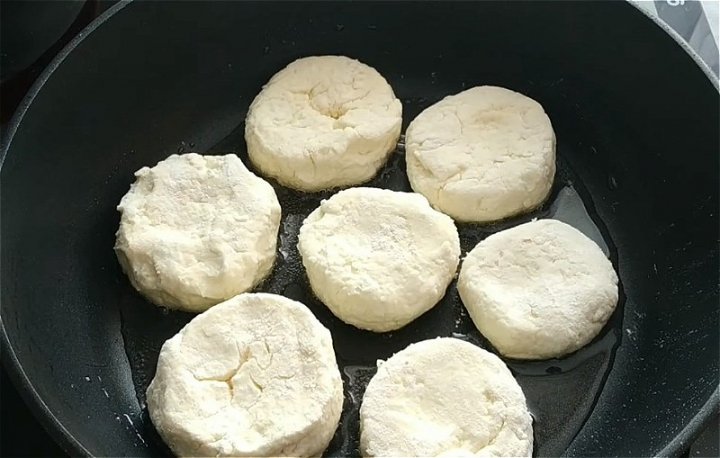 Пишні сирники з сиру на сковороді – класичні рецепти