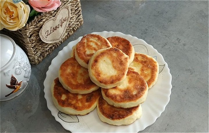 Пишні сирники з сиру на сковороді – класичні рецепти