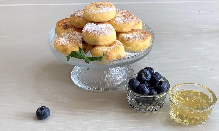 Пишні сирники з сиру на сковороді – класичні рецепти