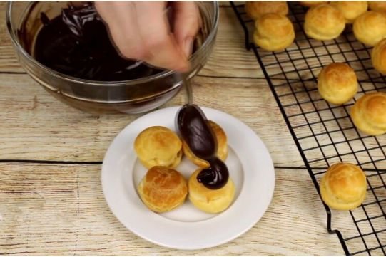 Профитроли в домашних условиях — 10 пошаговых рецептов с разной начинкой 