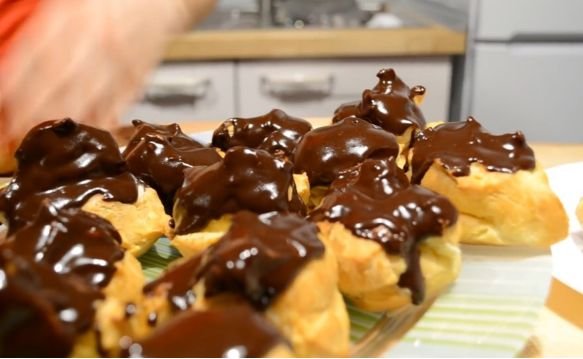 Профитроли в домашних условиях — 10 пошаговых рецептов с разной начинкой 