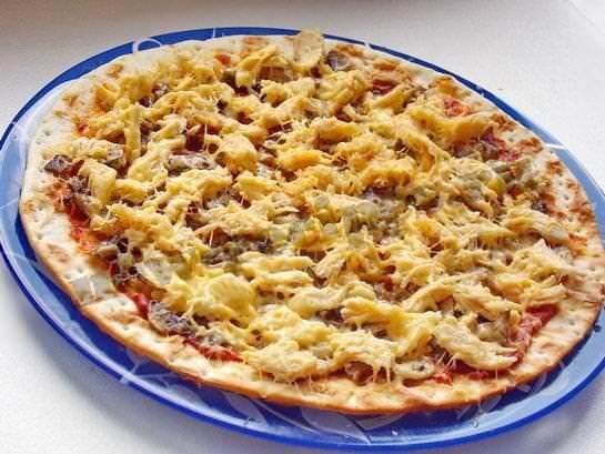 Піца з куркою і грибами: 5 чудових рецептів