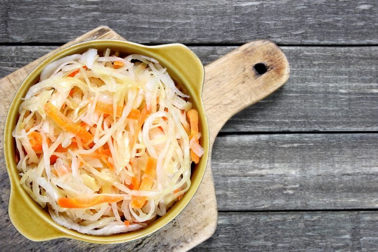 Рецепт капусты с уксусом и сахаром, способ приготовления без уксуса с добавлением соли и моркови