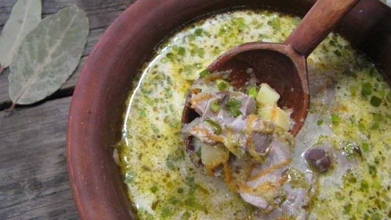 Смачний розсольник з курячим бульйоном, сердечками та шлунками: рецепт і калорійність