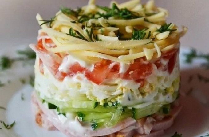 Салат-коктейль з шинкою і сиром — смачні рецепти
