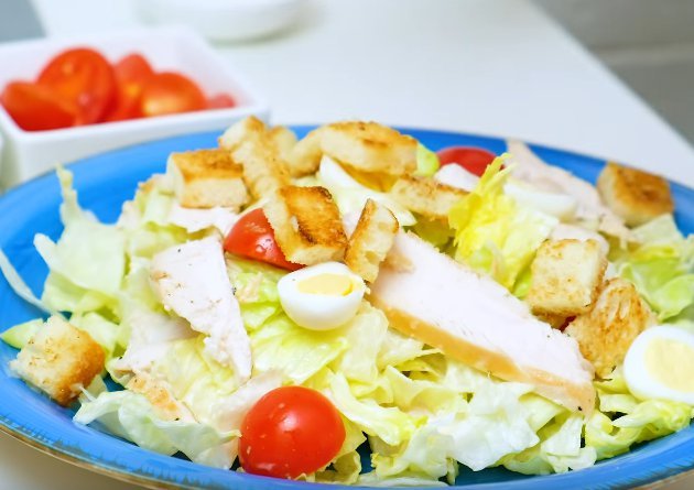 Салат Цезарь с курицей и сухариками в домашних условиях