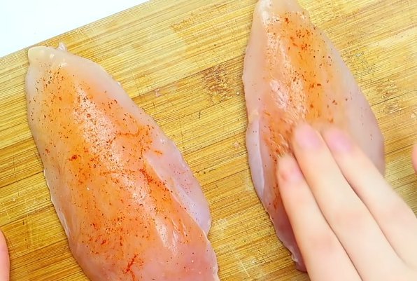 Салат Цезарь с курицей и сухариками в домашних условиях