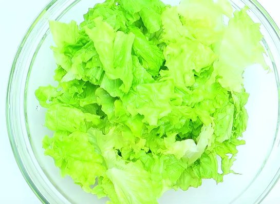 Салат Цезарь с курицей и сухариками в домашних условиях