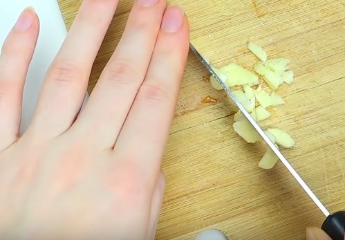 Салат Цезарь с курицей и сухариками в домашних условиях