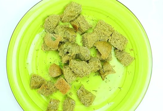 Салат Цезарь с курицей и сухариками в домашних условиях