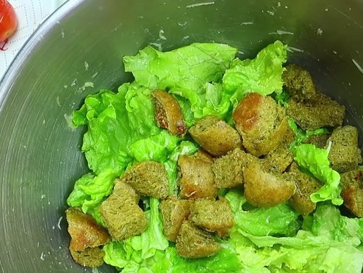 Салат Цезарь с курицей и сухариками в домашних условиях