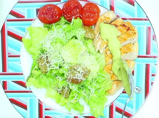 Салат Цезарь с курицей и сухариками в домашних условиях