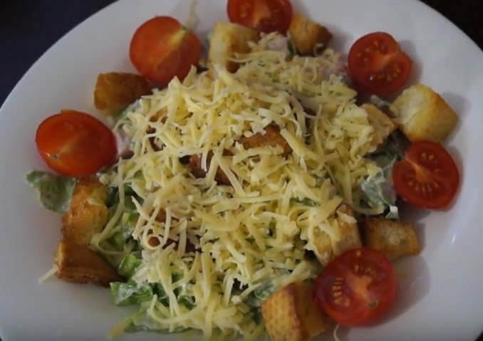 Як приготувати салат Цезар з копченою куркою і майонезом