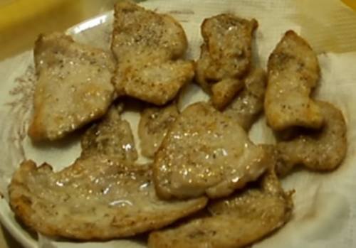 Салат Цезарь с курицей и сухариками в домашних условиях