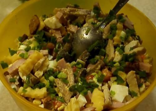 Салат Цезарь с курицей и сухариками в домашних условиях