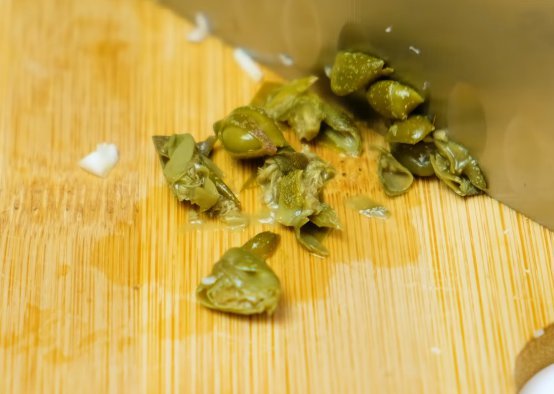 Салат Цезарь с курицей и сухариками в домашних условиях