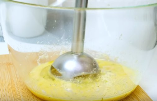 Салат Цезарь с курицей и сухариками в домашних условиях